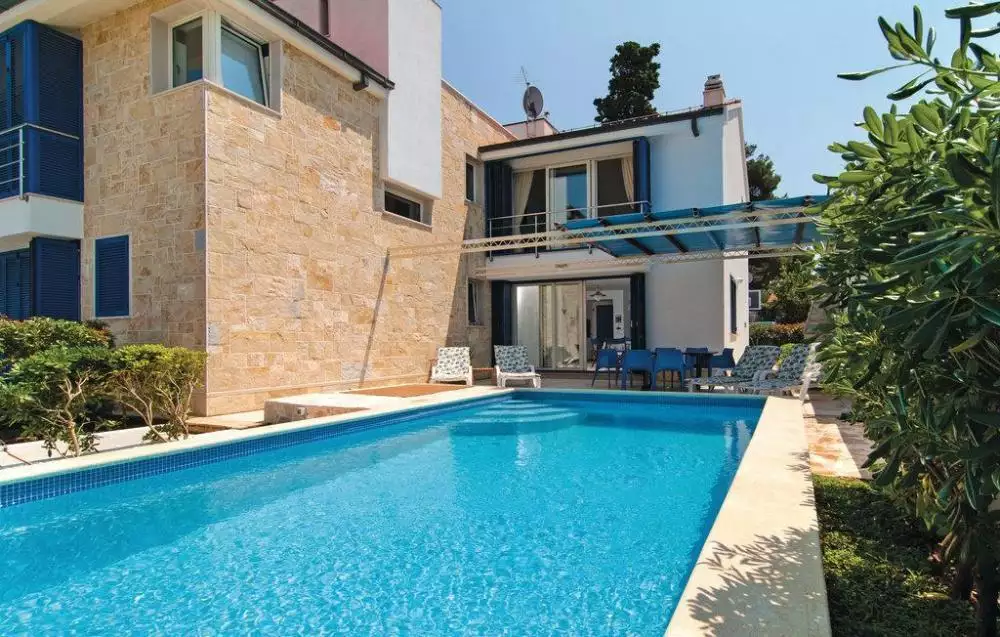 Villa 230m² in Croatia, Supetar. Priced at 1800000€ rent photo-12