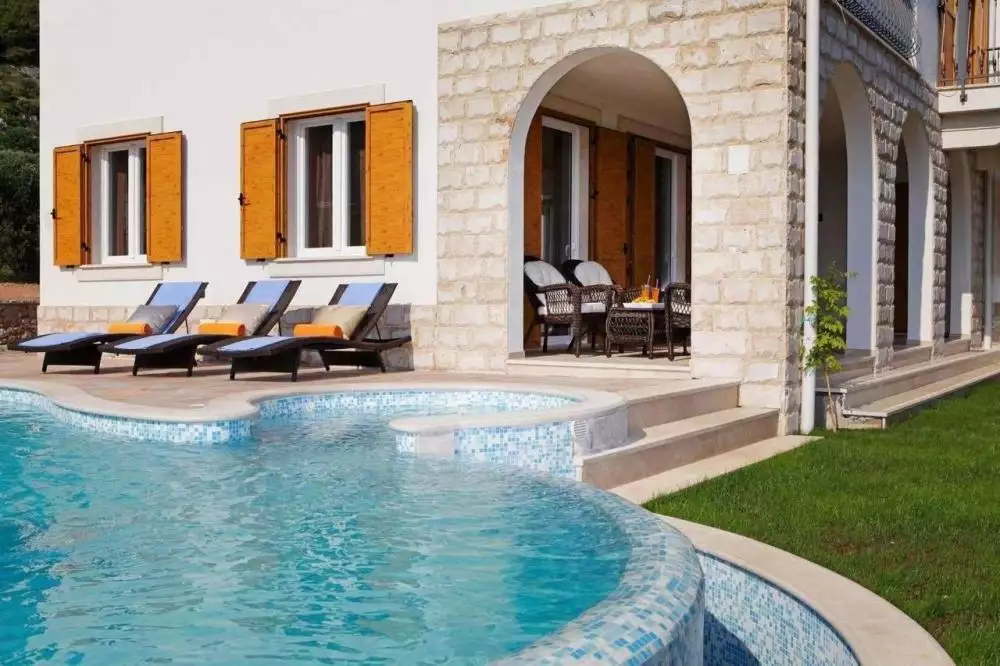 Villa 270m² in France, Beaulieu-sur-Mer. Priced at 2000000€ rent photo-3