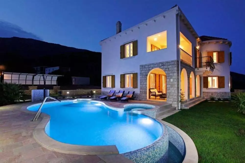 Villa 270m² in France, Beaulieu-sur-Mer. Priced at 2000000€ rent photo-4