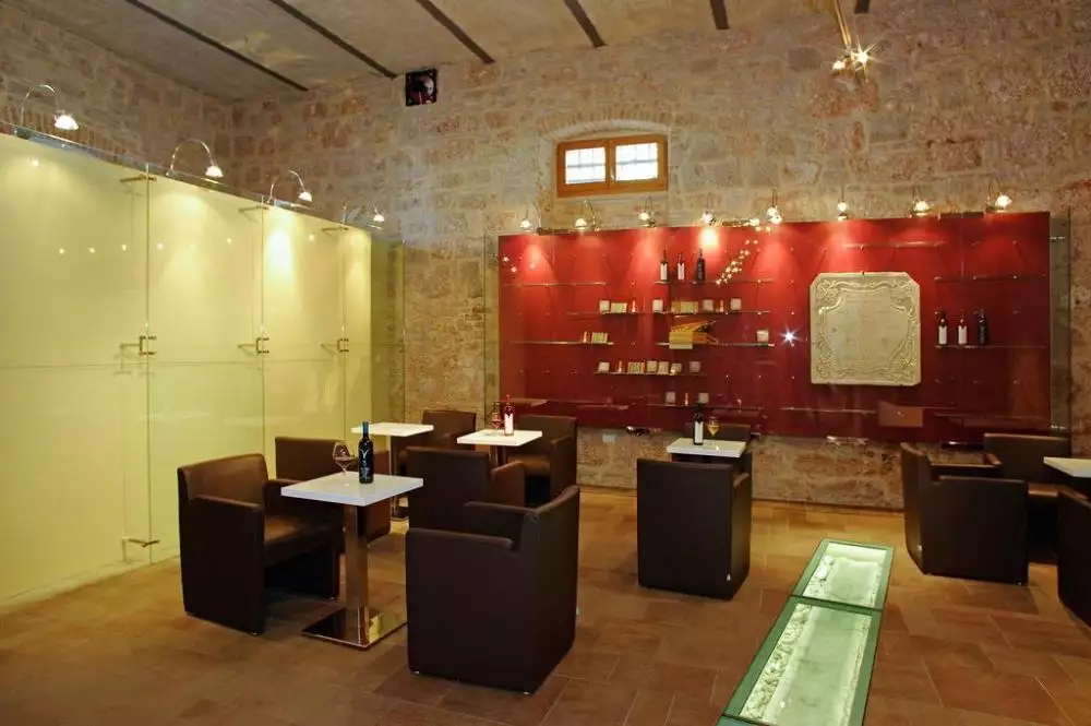 Hotels 900m² in France, Beaulieu-sur-Mer. Priced at 1600000€ rent photo-15