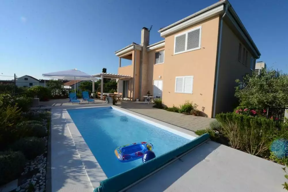 Villa 392m² in Croatia, Petrcane. Priced at 800000€ rent photo-1