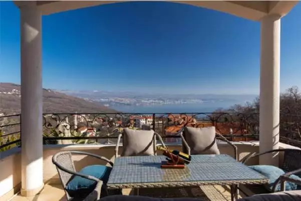 Villa 267m² in Croatia, Lovran. Priced at 800000€ rent photo-1