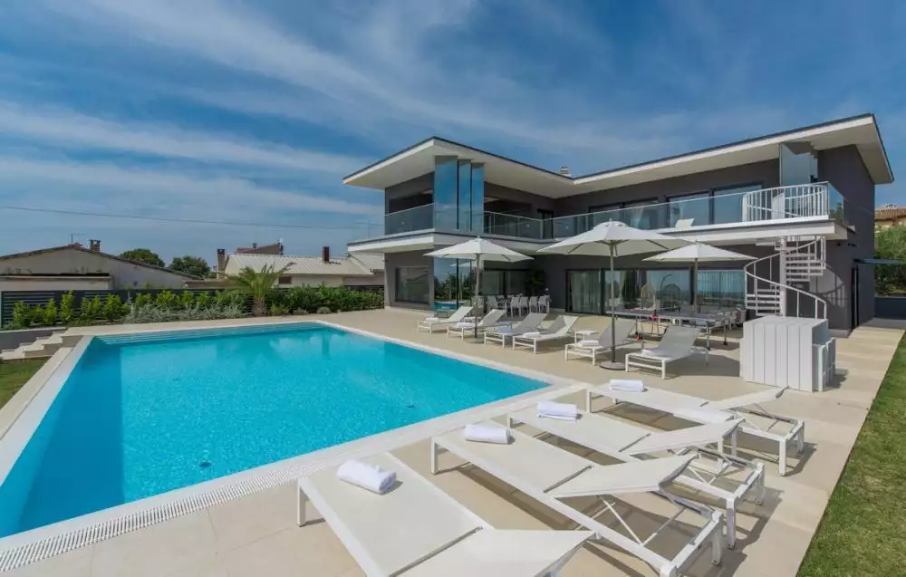 Villa 400m² in Croatia, Kastelir. Priced at 2690000€ rent photo-3