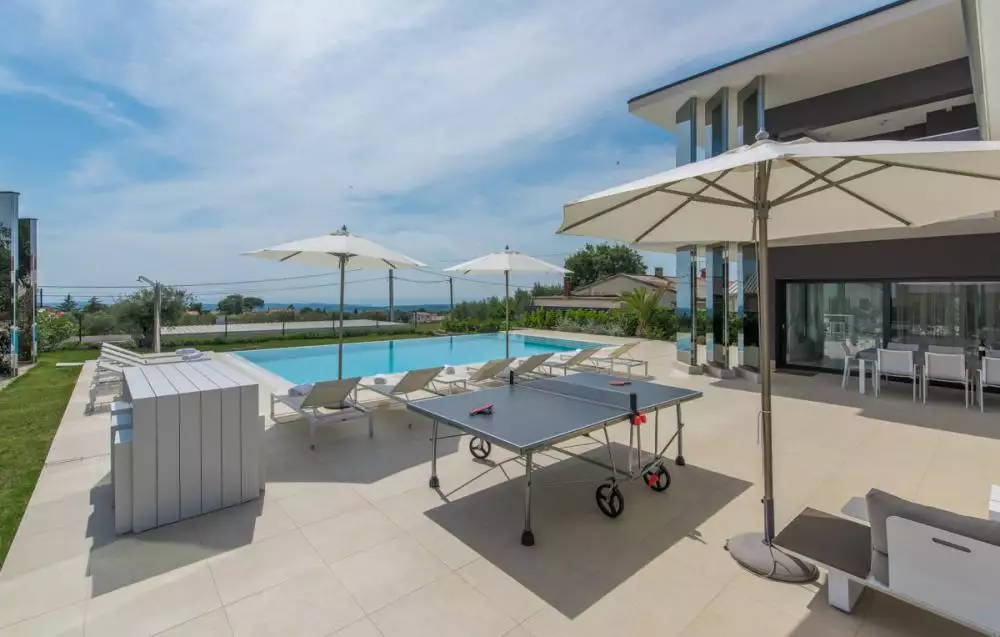 Villa 400m² in Croatia, Kastelir. Priced at 2690000€ rent photo-4