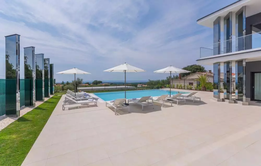 Villa 400m² in Croatia, Kastelir. Priced at 2690000€ rent photo-9