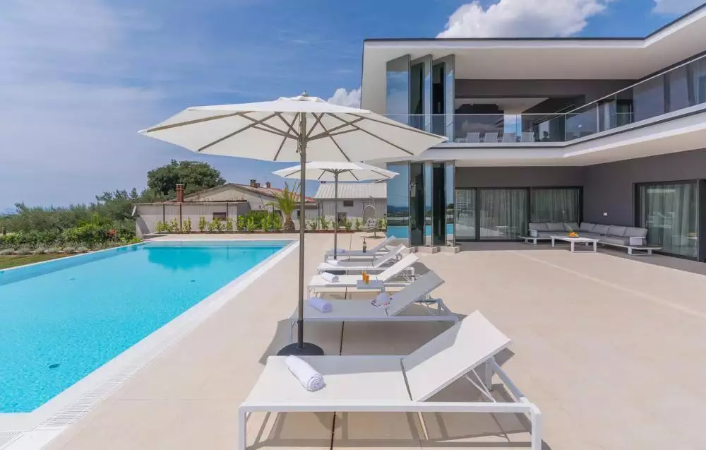Villa 400m² in Croatia, Kastelir. Priced at 2690000€ rent photo-17