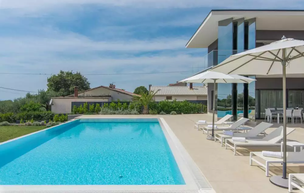 Villa 400m² in Croatia, Kastelir. Priced at 2690000€ rent photo-19
