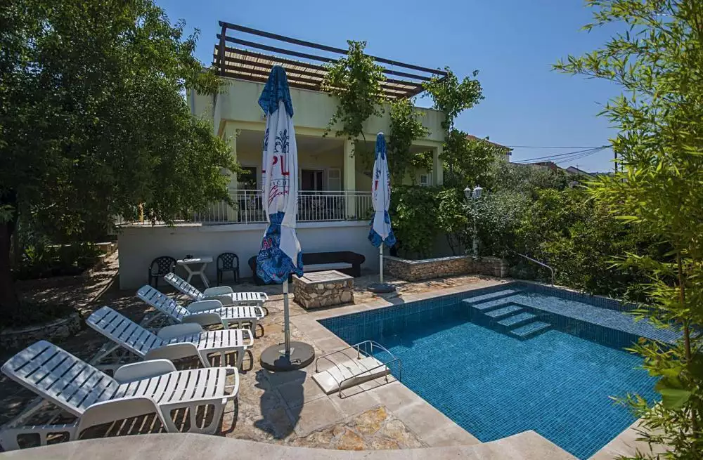 Villa 300m² in Croatia, Sutivan. Priced at 1000000€ rent photo-1