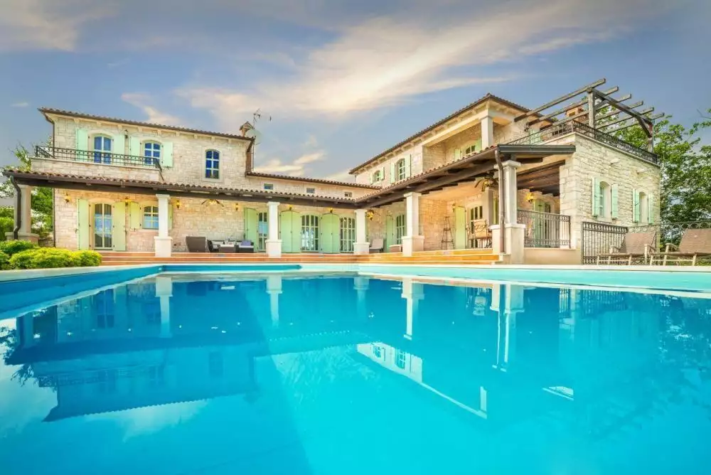 Villa 550m² in Croatia, Visnjan. Priced at 1600000€ rent photo-1