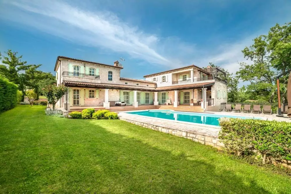 Villa 550m² in Croatia, Visnjan. Priced at 1600000€ rent photo-2