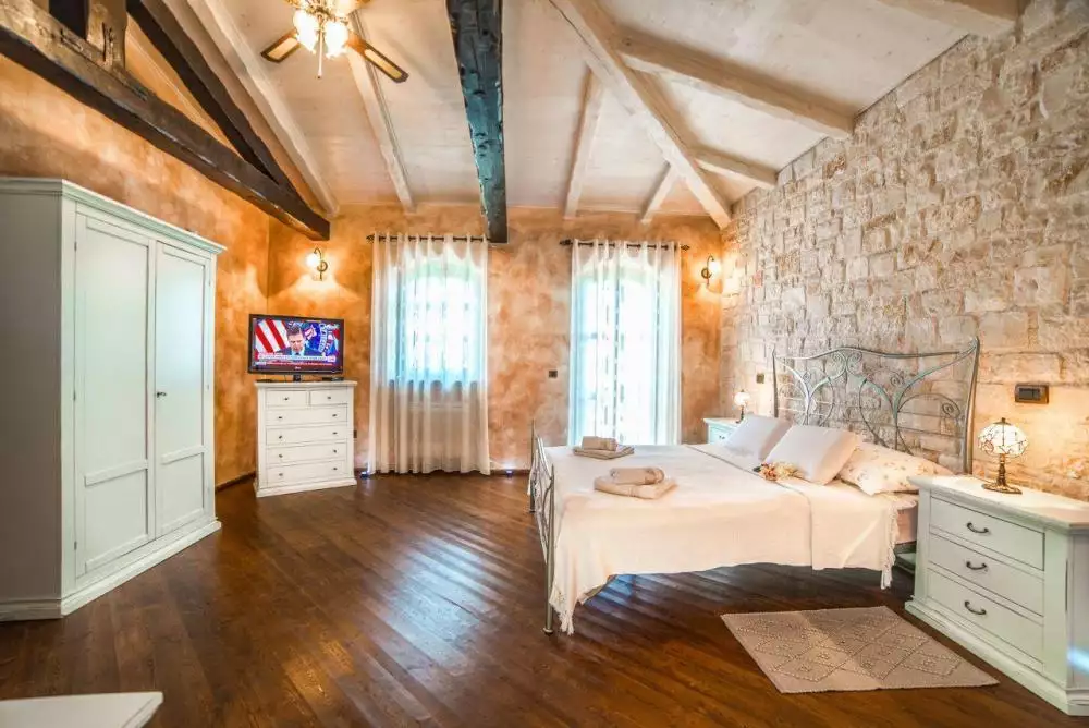 Villa 550m² in Croatia, Visnjan. Priced at 1600000€ rent photo-13