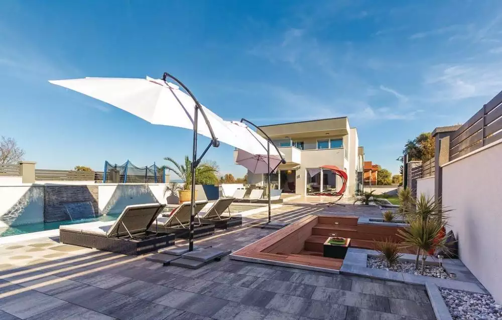 Villa 350m² in Croatia, Sisan. Priced at 950000€ rent photo-3