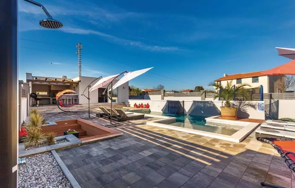 Villa 350m² in Croatia, Sisan. Priced at 950000€ rent photo-11