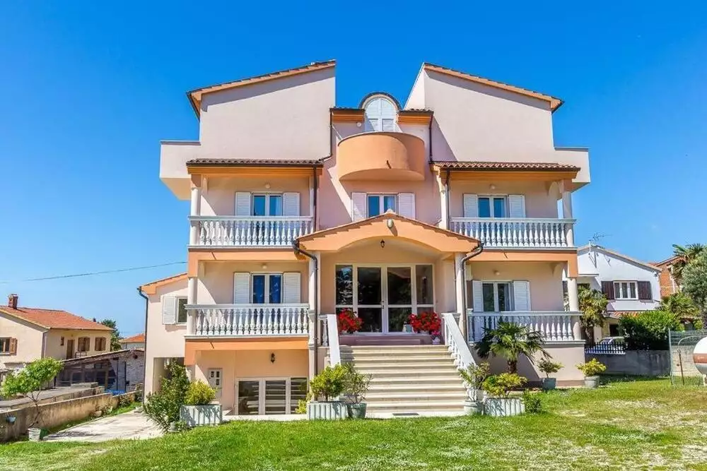 Hotels 1000m² in Croatia, Pula. Priced at 2178000€ rent photo-1