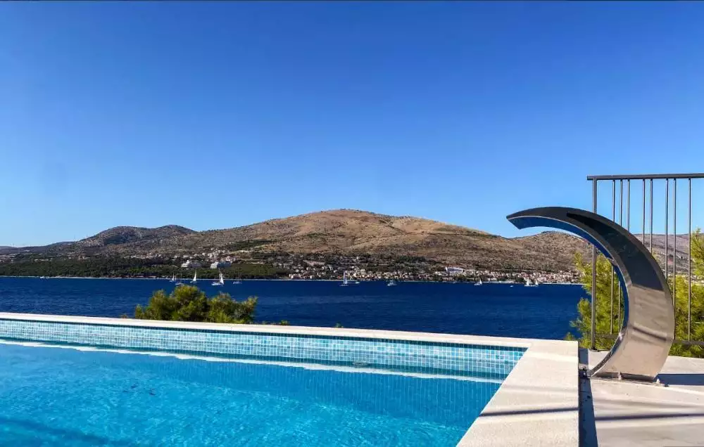 Villa 349m² in Croatia, Ciovo. Priced at 2650000€ rent photo-1