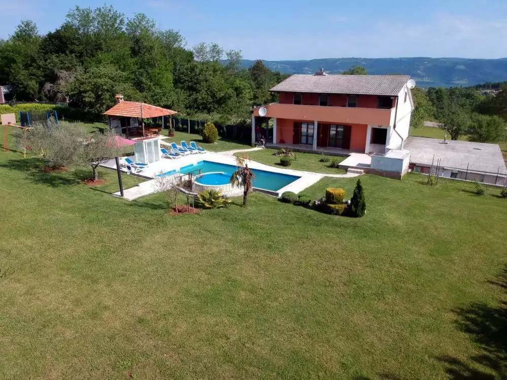 Villa 250m² in Croatia, Karojba. Priced at 550000€ rent photo-2