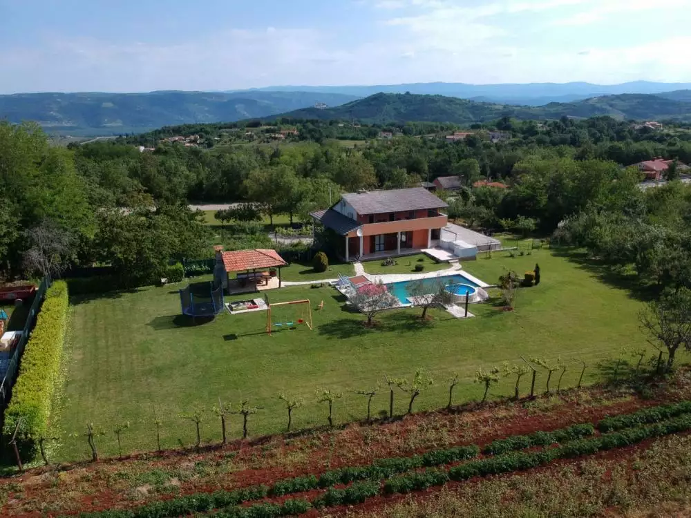 Villa 250m² in Croatia, Karojba. Priced at 550000€ rent photo-1
