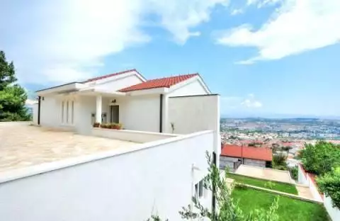 Villa 600m² in Croatia, Solin. Priced at 1000000€ rent photo-3