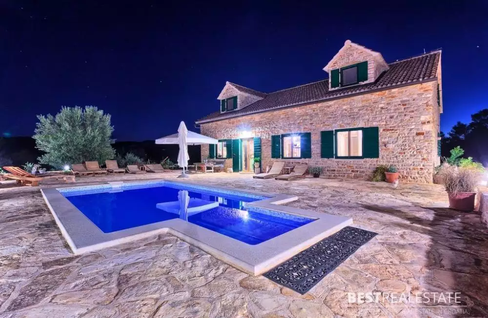 Villa 350m² in Croatia, Hvar. Priced at 3650000€ rent photo-2