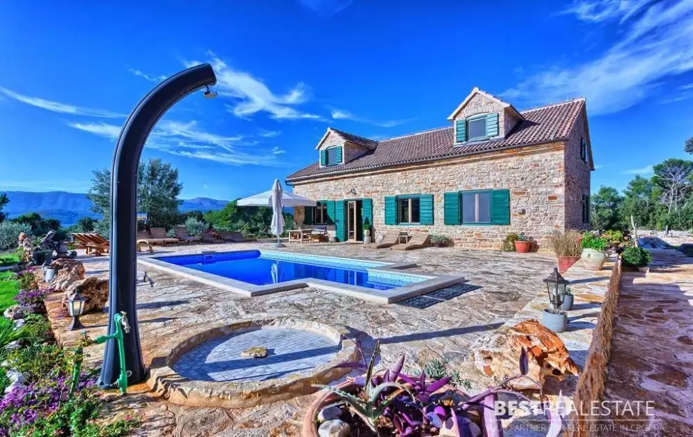 Villa 350m² in Croatia, Hvar. Priced at 3650000€ rent photo-3
