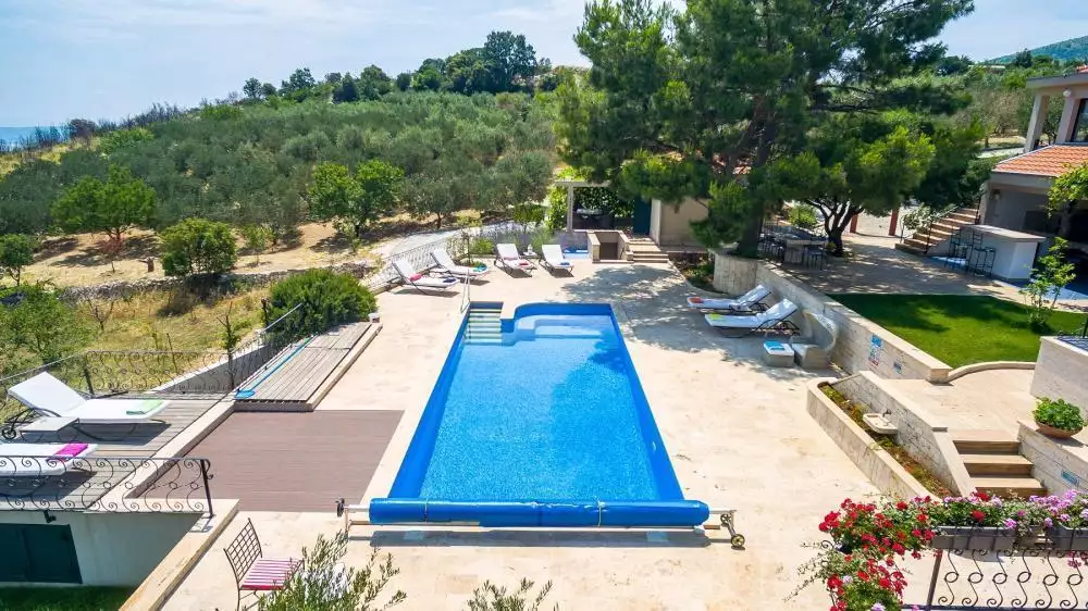 Villa 690m² in Croatia, Trogir. Priced at 2500000€ rent photo-5