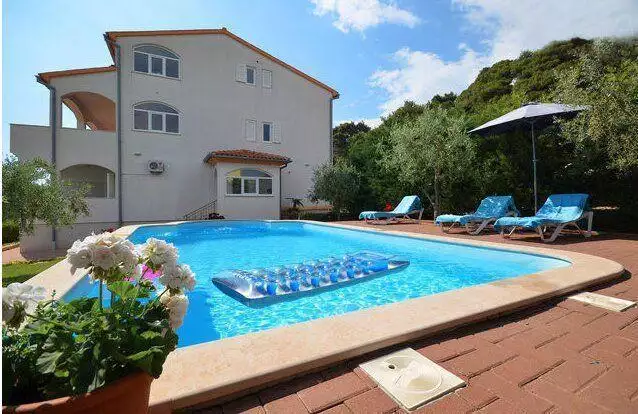 Hotels 450m² in Croatia, Medulin. Priced at 830000€ rent photo-1