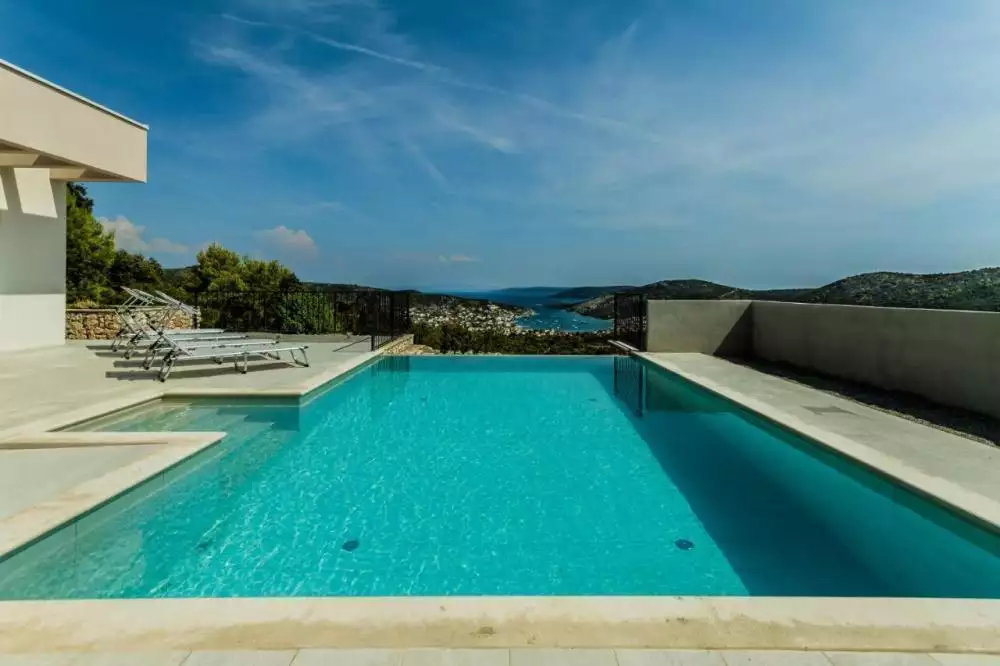 Villa 190m² in Croatia, Vinisce. Priced at 800000€ rent photo-1