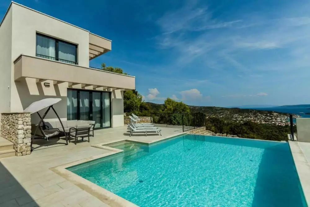 Villa 190m² in Croatia, Vinisce. Priced at 800000€ rent photo-2