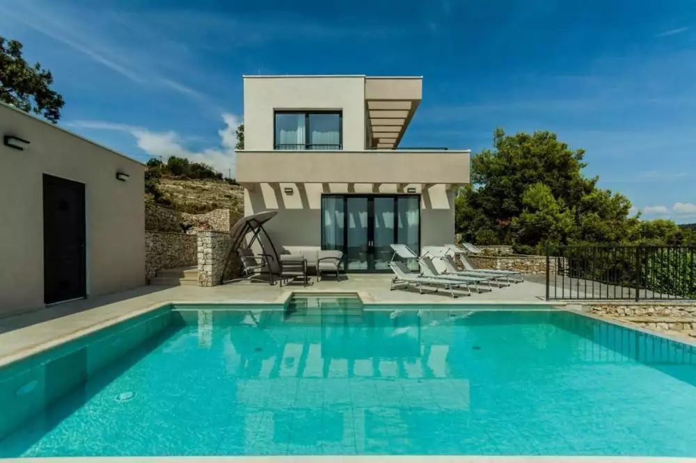 Villa 190m² in Croatia, Vinisce. Priced at 800000€ rent photo-3