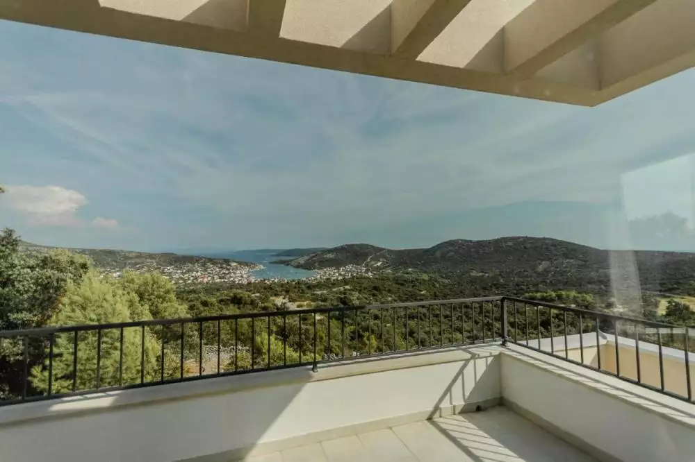 Villa 190m² in Croatia, Vinisce. Priced at 800000€ rent photo-7