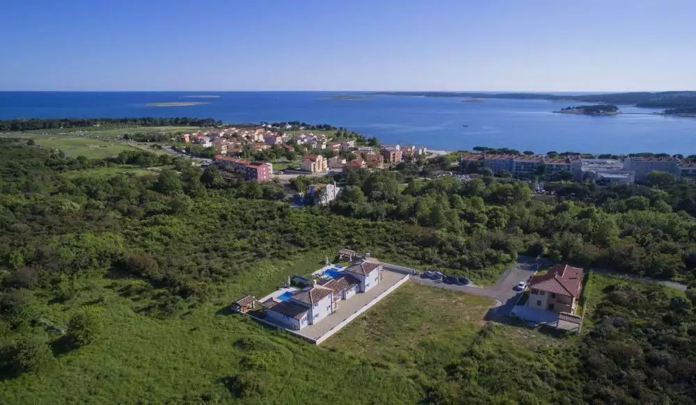 Villa 440m² in Croatia, Medulin. Priced at 2000000€ rent photo-1
