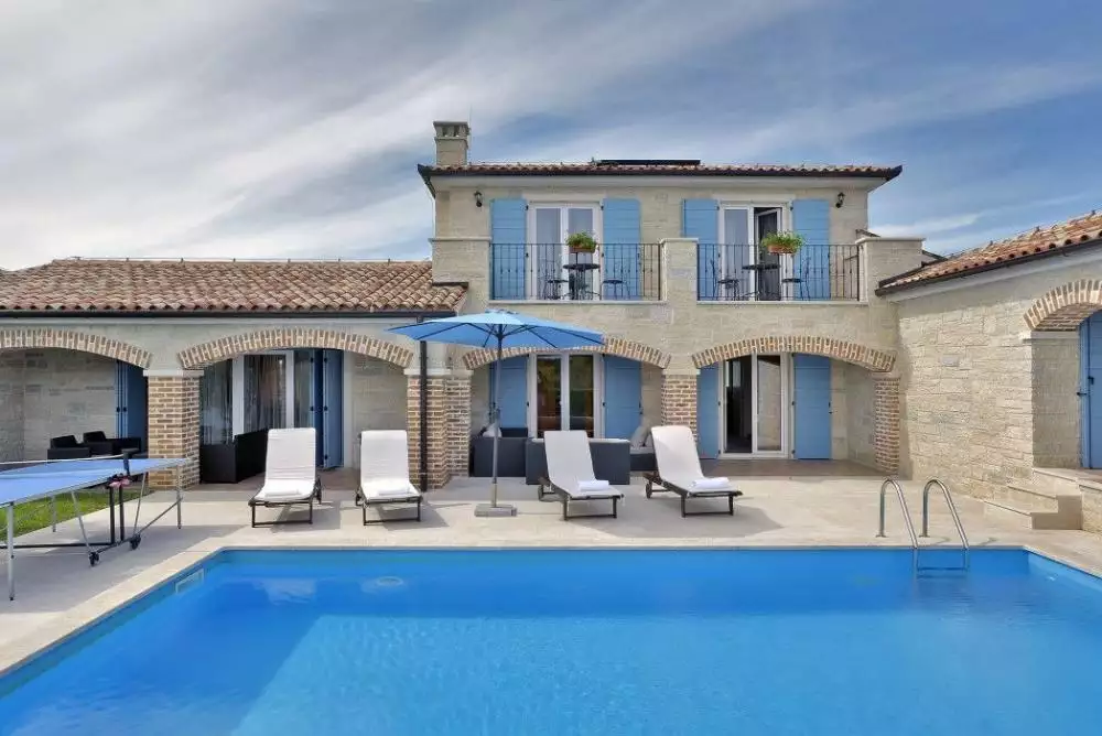 Villa 440m² in Croatia, Medulin. Priced at 2000000€ rent photo-3