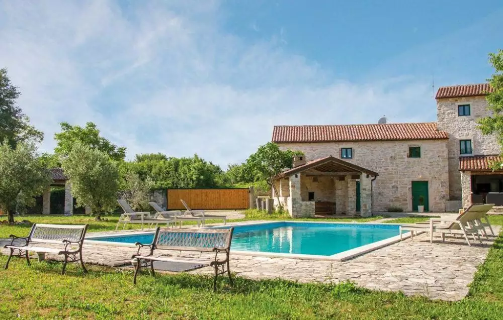 Villa 280m² in Croatia, Barban. Priced at 1380000€ rent photo-1