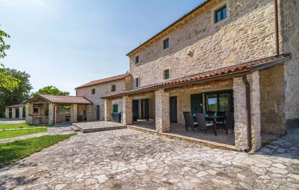 Villa 280m² in Croatia, Barban. Priced at 1380000€ rent photo-5