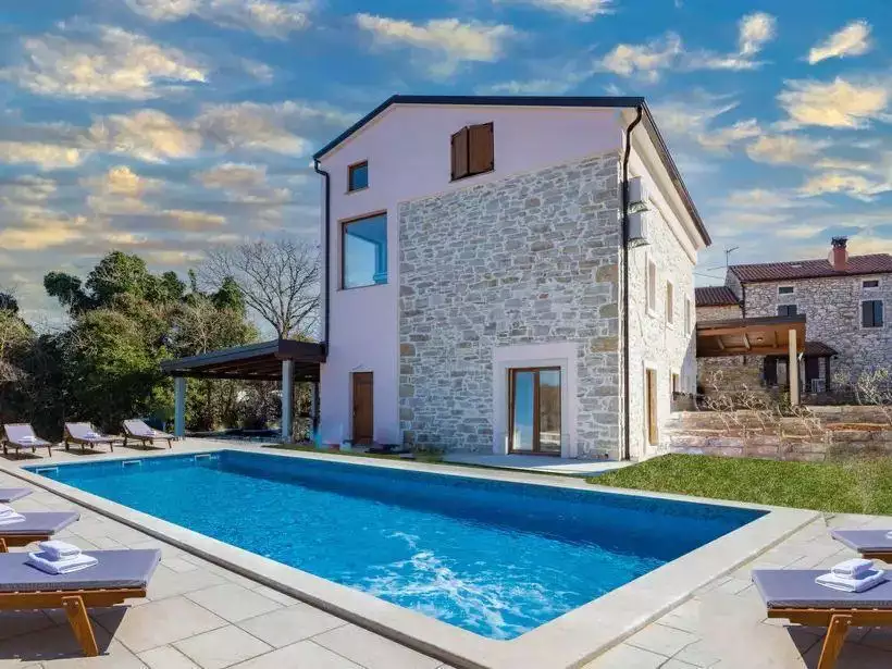 Villa 240m² in Croatia, Umag. Priced at 690000€ rent photo-2