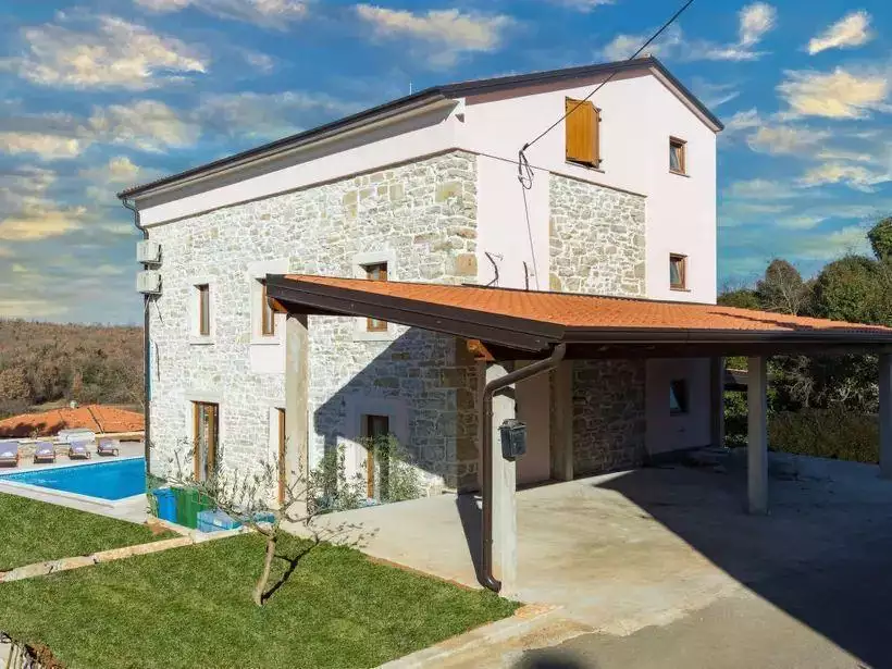 Villa 240m² in Croatia, Umag. Priced at 690000€ rent photo-3