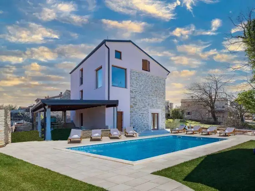 Villa 240m² in Croatia, Umag. Priced at 690000€ rent photo-1
