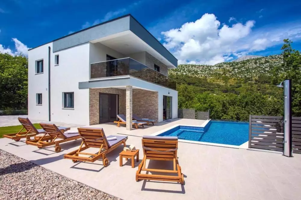 Villa 250m² in Croatia, Omis. Priced at 1500000€ rent photo-1