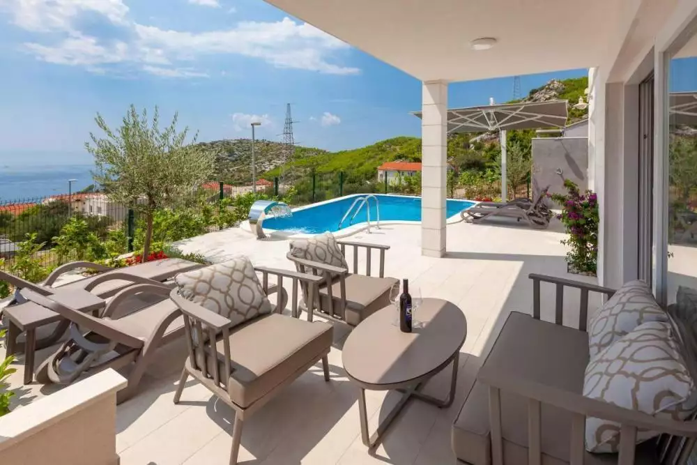 Villa 300m² in Croatia, Makarska. Priced at 880000€ rent photo-1