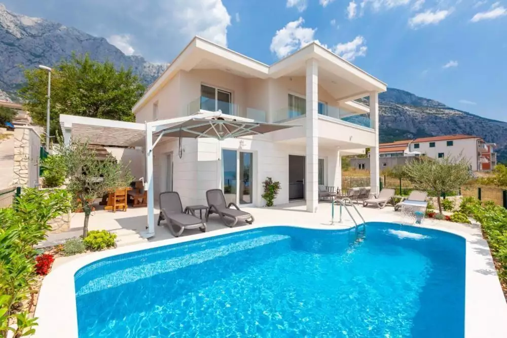 Villa 300m² in Croatia, Makarska. Priced at 880000€ rent photo-2