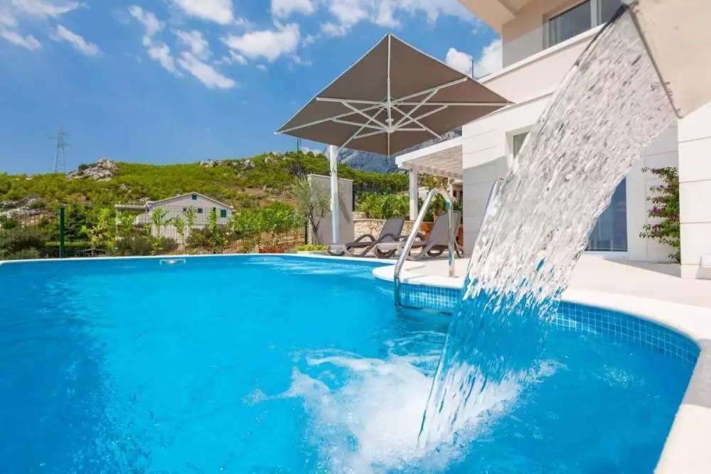 Villa 300m² in Croatia, Makarska. Priced at 880000€ rent photo-3
