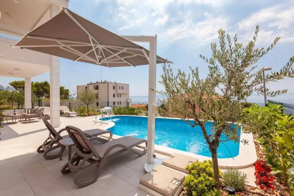 Villa 300m² in Croatia, Makarska. Priced at 880000€ rent photo-4