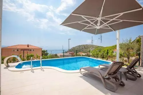 Villa 300m² in Croatia, Makarska. Priced at 880000€ rent photo-5