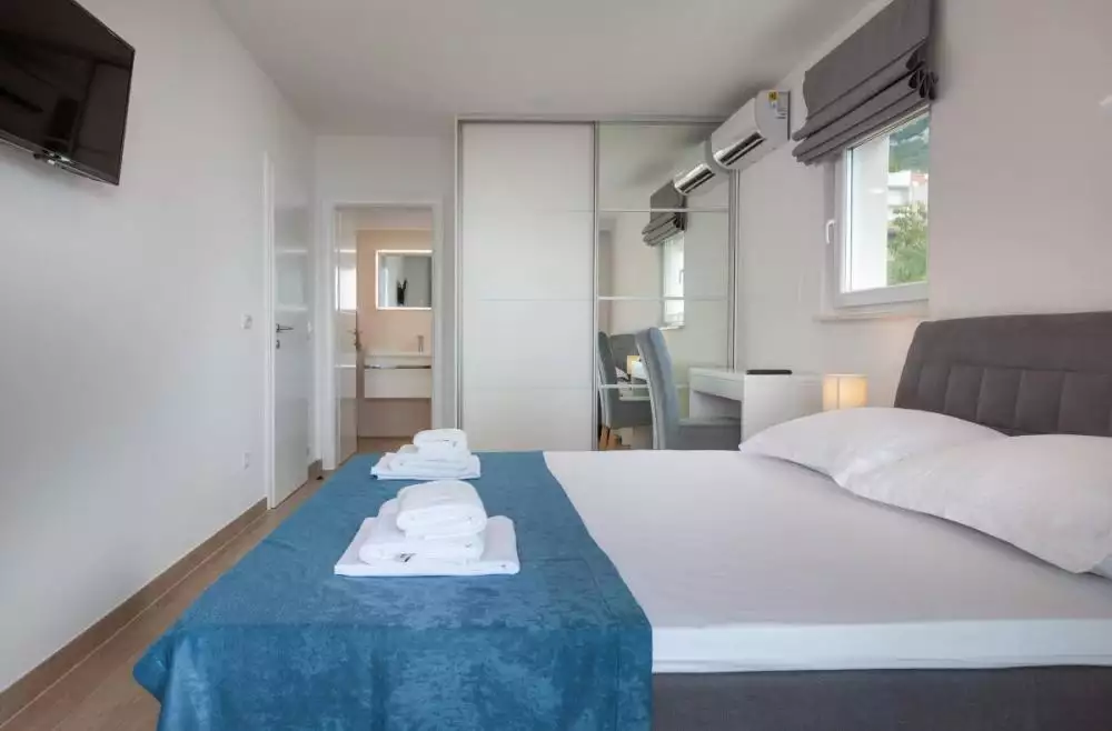 Villa 300m² in Croatia, Makarska. Priced at 880000€ rent photo-9