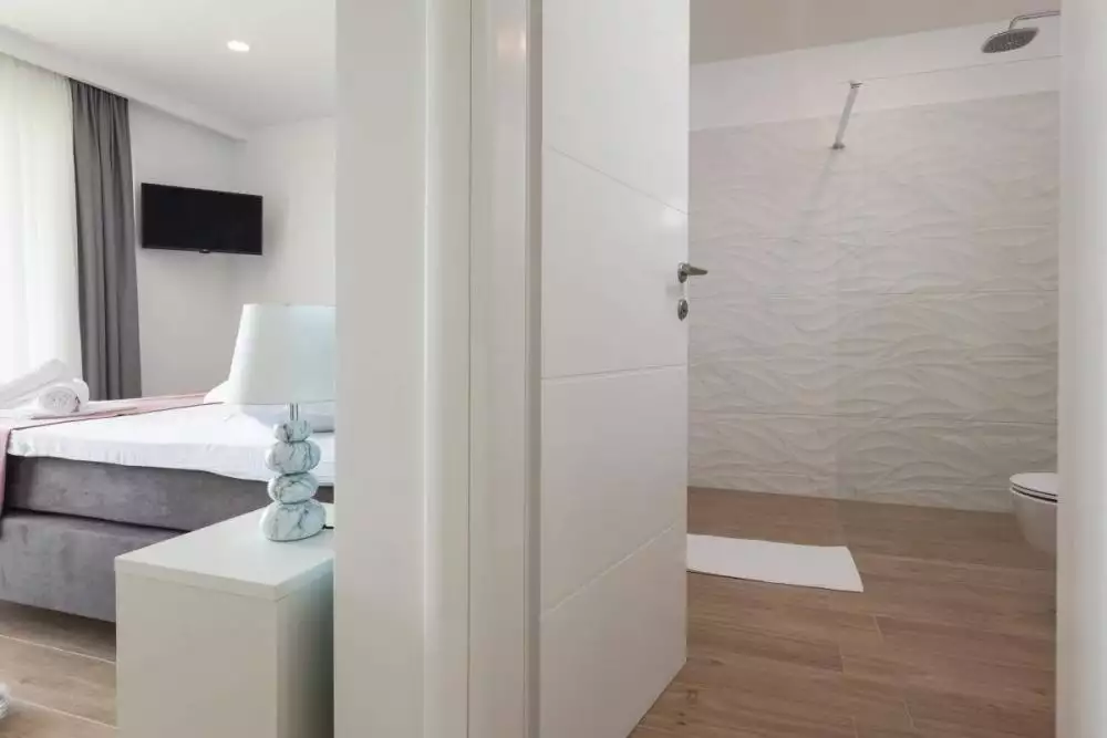 Villa 300m² in Croatia, Makarska. Priced at 880000€ rent photo-11