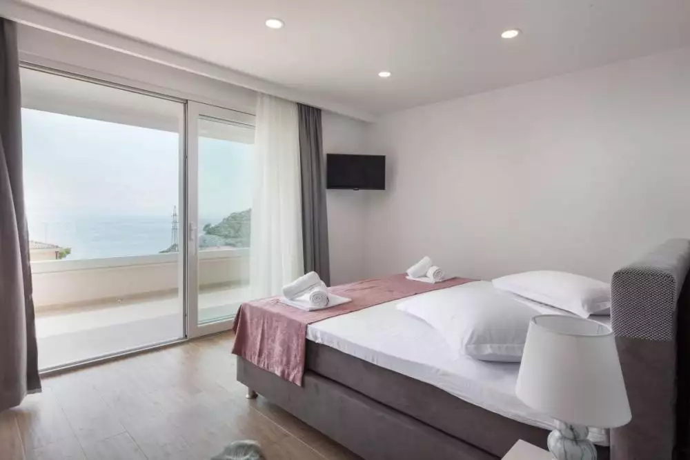 Villa 300m² in Croatia, Makarska. Priced at 880000€ rent photo-12