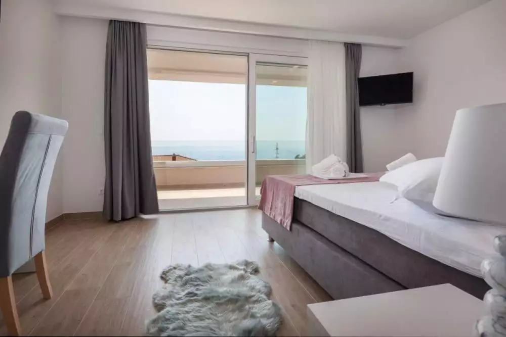 Villa 300m² in Croatia, Makarska. Priced at 880000€ rent photo-16