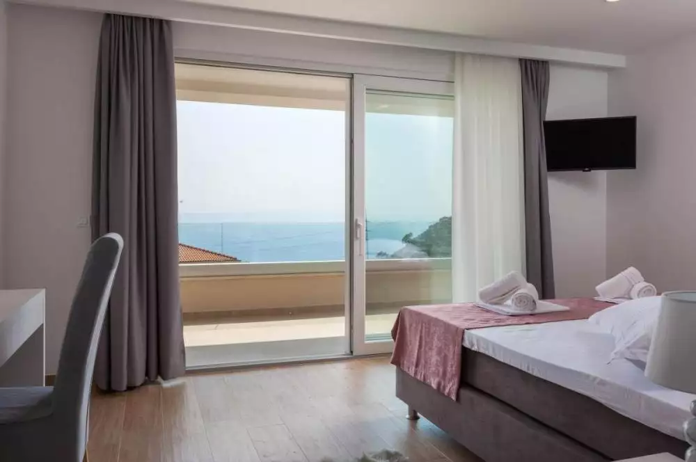 Villa 300m² in Croatia, Makarska. Priced at 880000€ rent photo-17