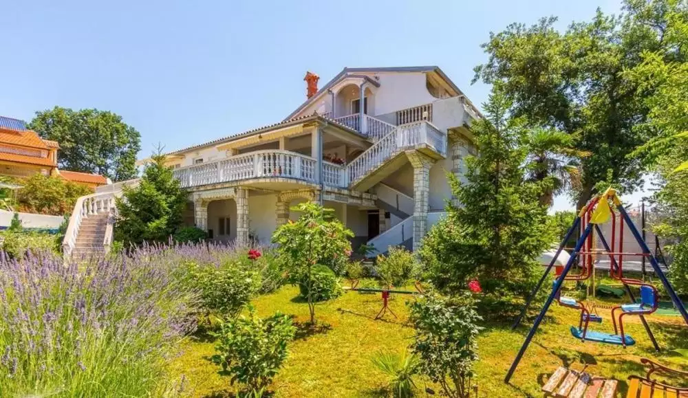 Hotels 600m² in Croatia, Medulin. Priced at 2100000€ rent photo-1