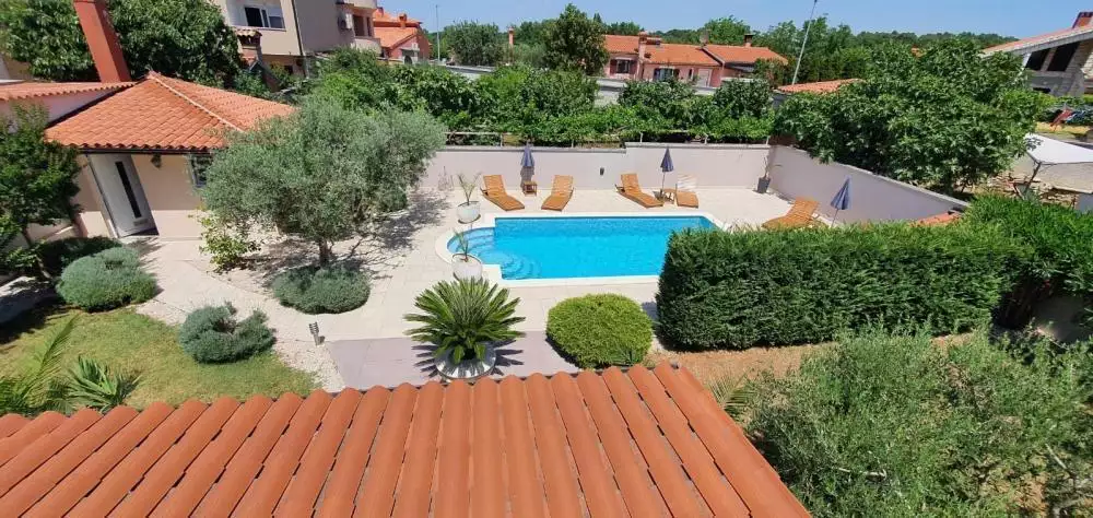 Villa 300m² in Croatia, Medulin. Priced at 832000€ rent photo-3